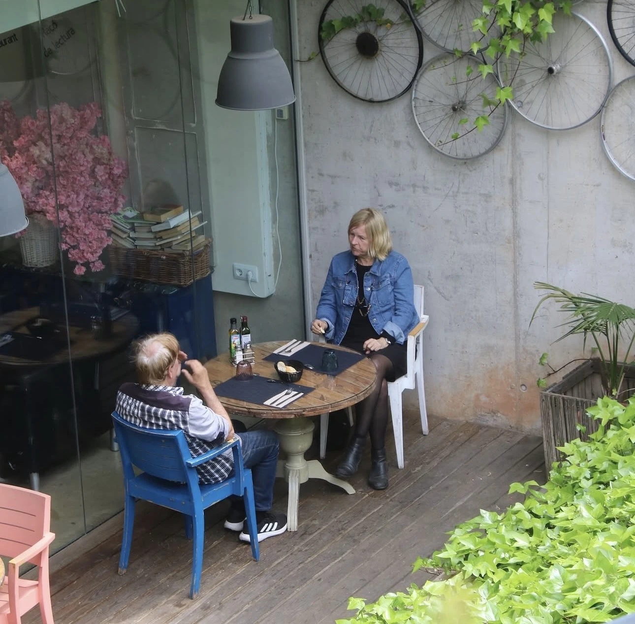 Clientes en el exterior de Imperfect