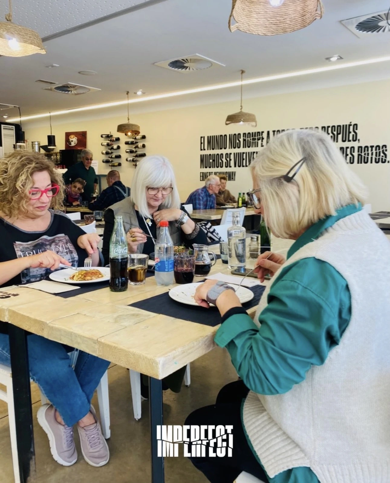 Clientes disfrutando en Imperfect