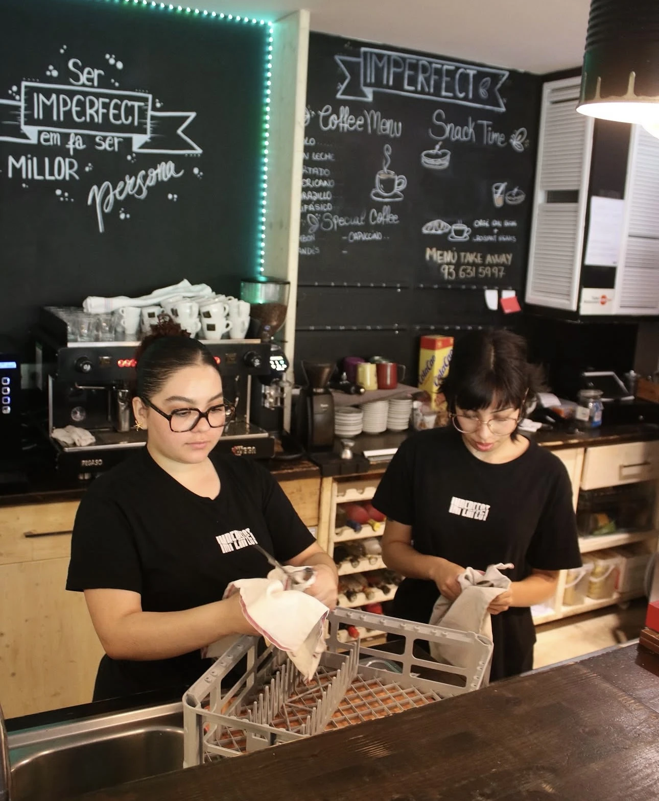 Equipo de Imperfect en formación en la barra de café